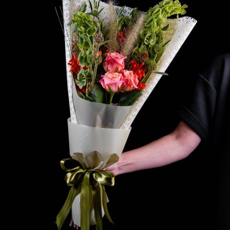 Как обернуть букет цветов (с иллюстрациями) - wikihow