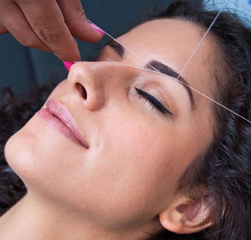 Как убрать ниткой волосы с лица: особенности выщипывания в домашних условиях и другие рекомендации по удалению нежелательной растительности