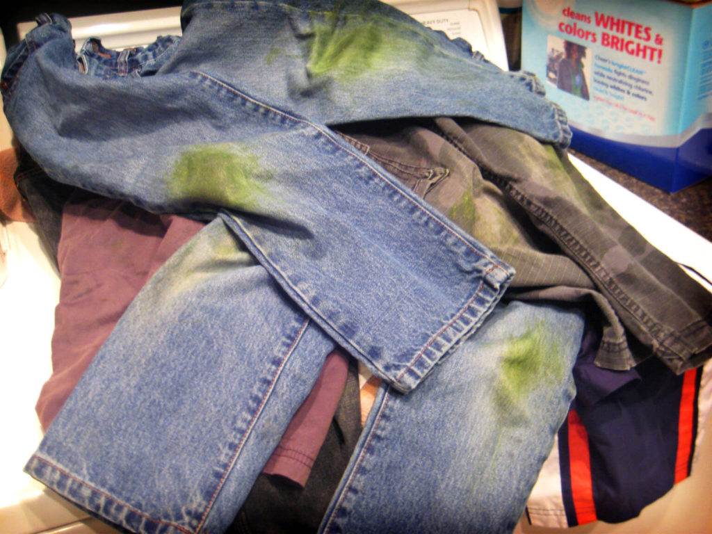 Как отстирать пятна от травы на джинсах и другой одежде