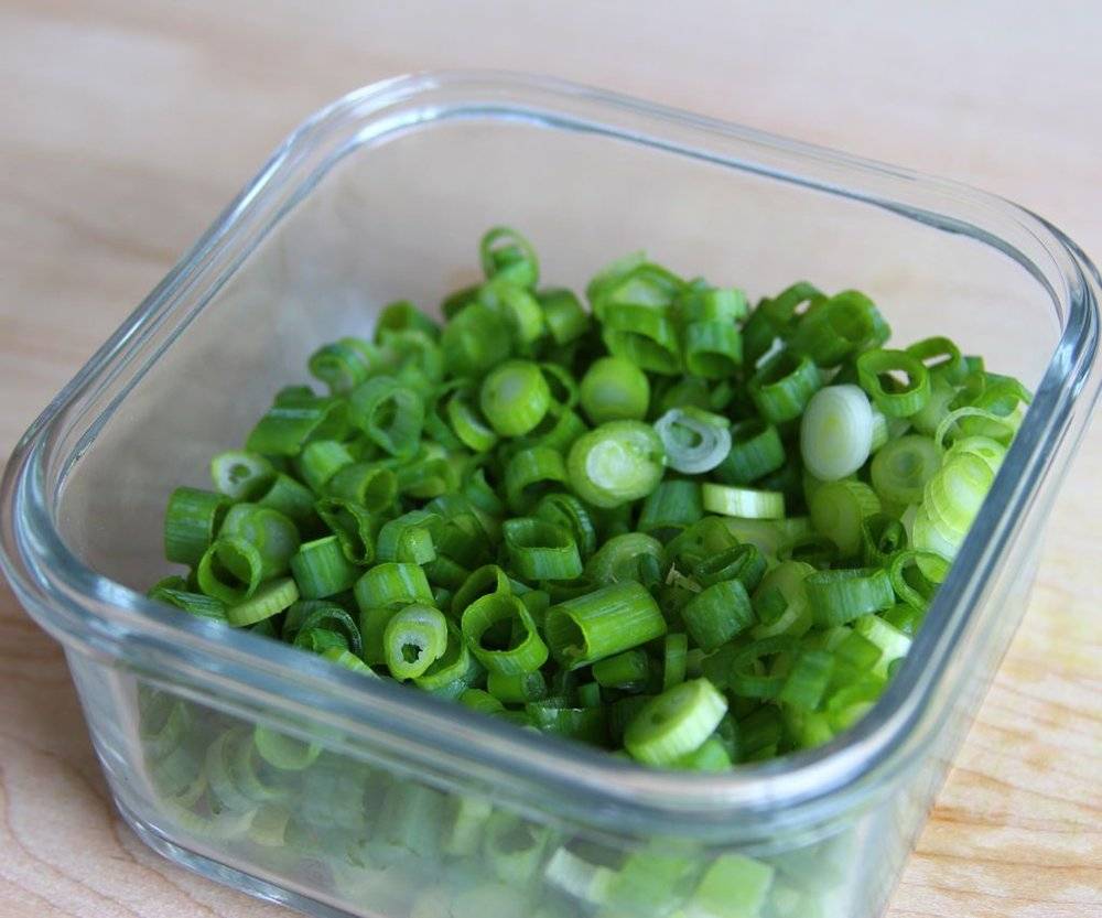 Как сохранить зеленый лук чтобы оставалась свежей как можно дольше в холодильнике