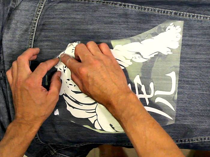 Как убрать клей от наклейки с одежды?