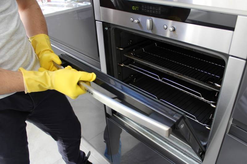 9 способов отмыть духовку от жира и нагара