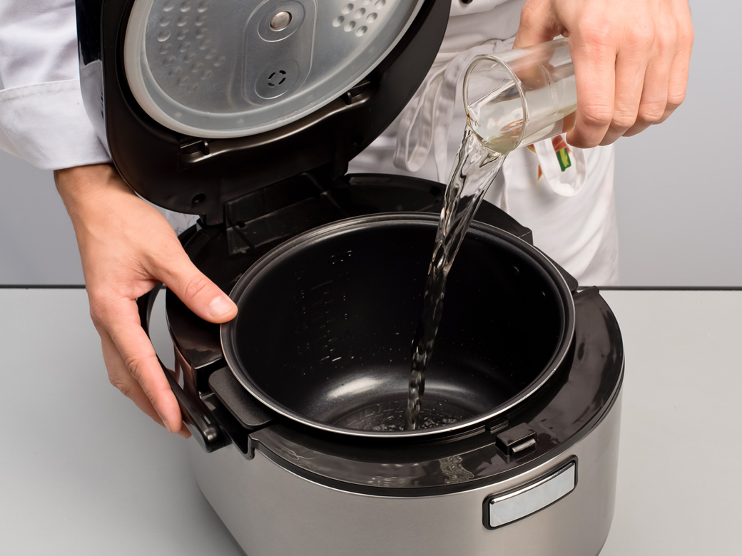 Как отмыть мультиварку от жира внутри в домашних условиях: уксусом и содой (видео)