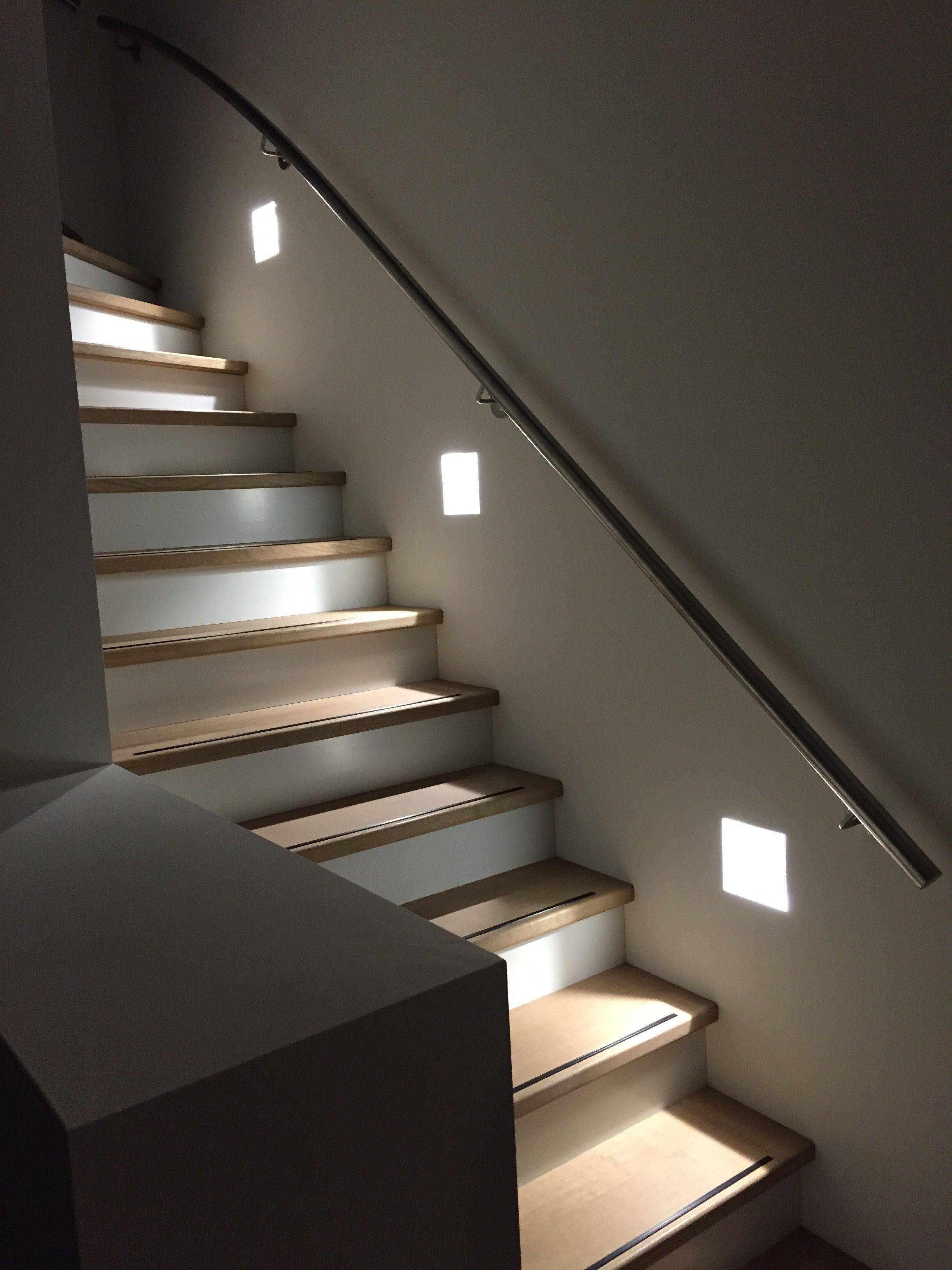 Подсветка лестницы в частном доме на второй этаж: автоматическая, со светодиодной лентой