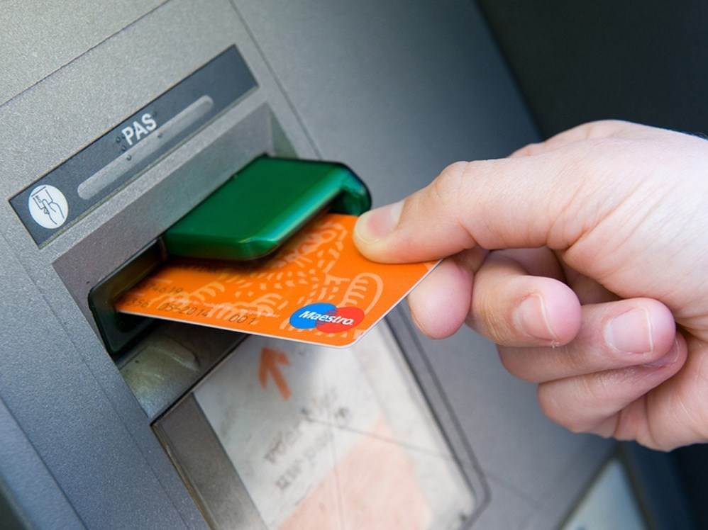 Как снять деньги с карты через банкомат: правила использования устройства