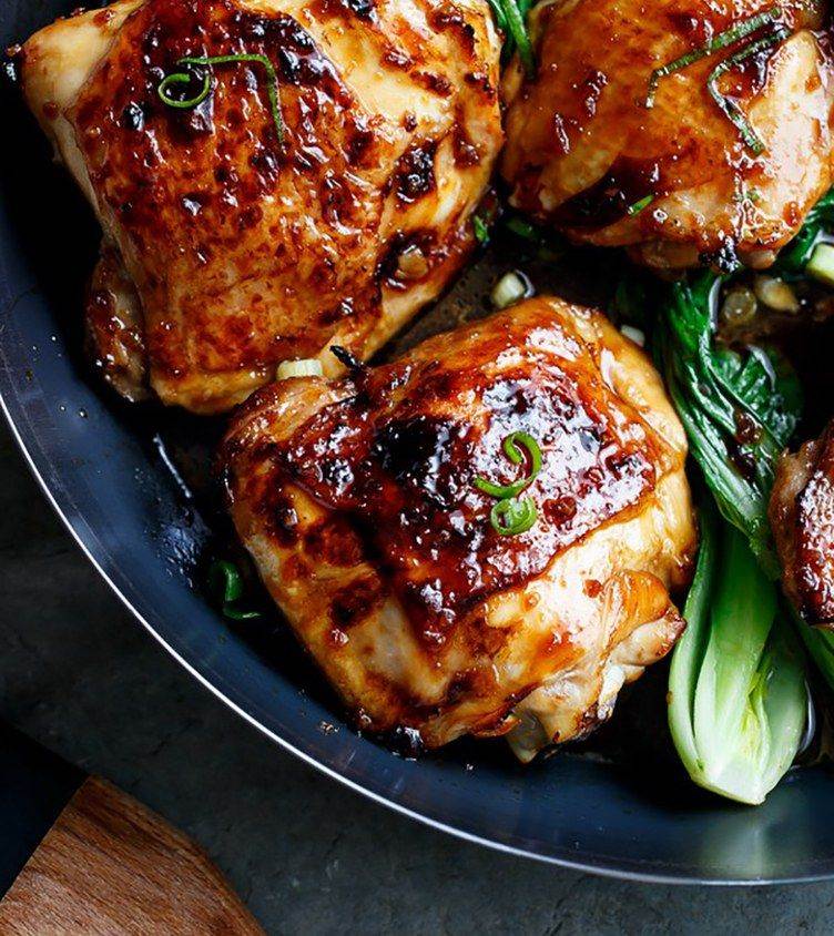 Как вкусно пожарить куриные бедра на сковороде - пошаговый рецепт