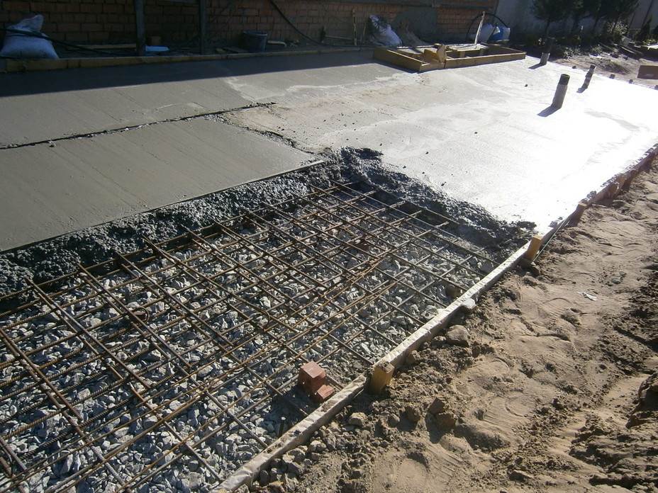 Заливка бетона, или как производится бетонирование площадок своими руками