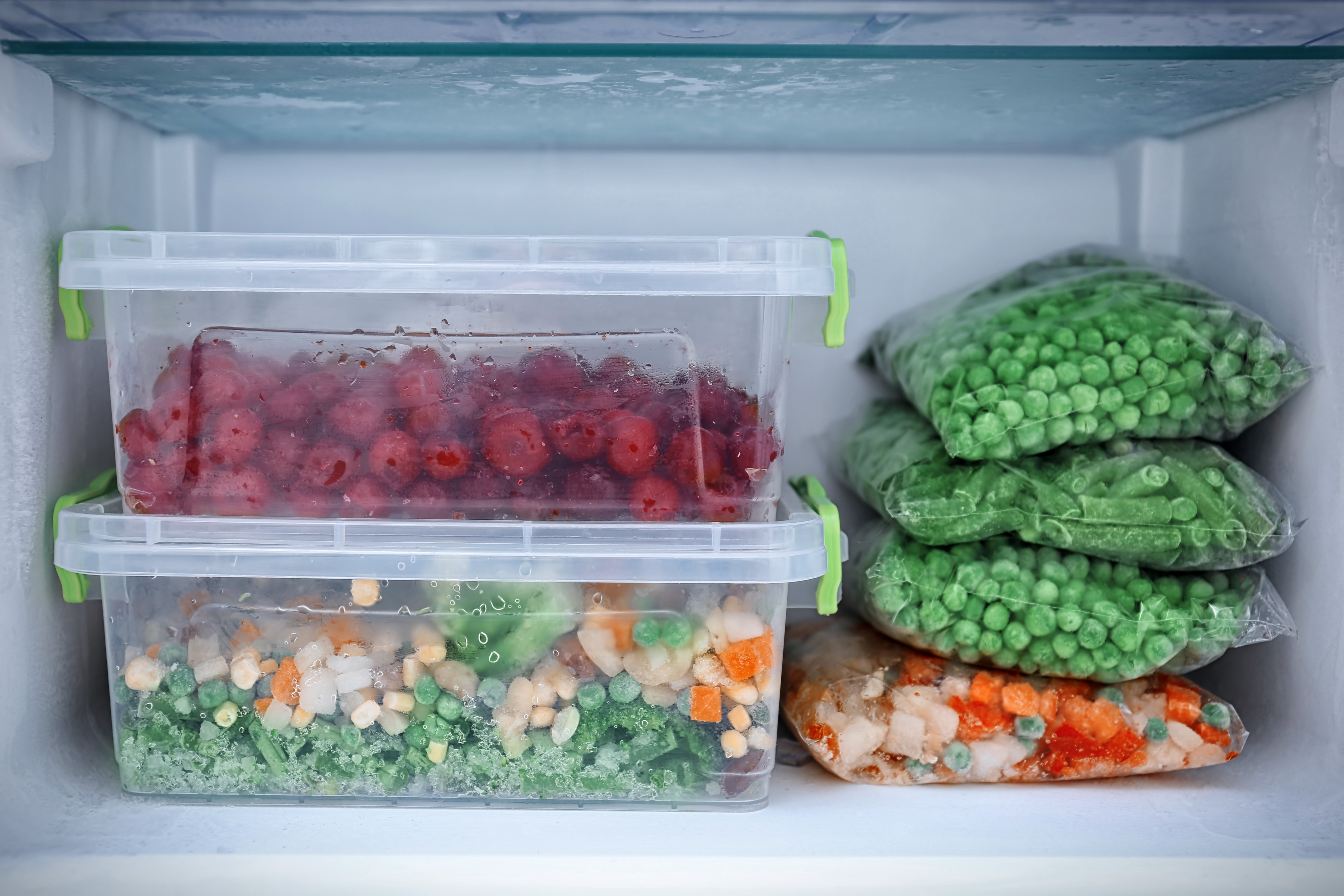 Сколько хранится пекинская капуста в холодильнике: как сберечь китайский салат свежим в домашних условиях, а также можно ли замораживать заготовку для голубцов?
